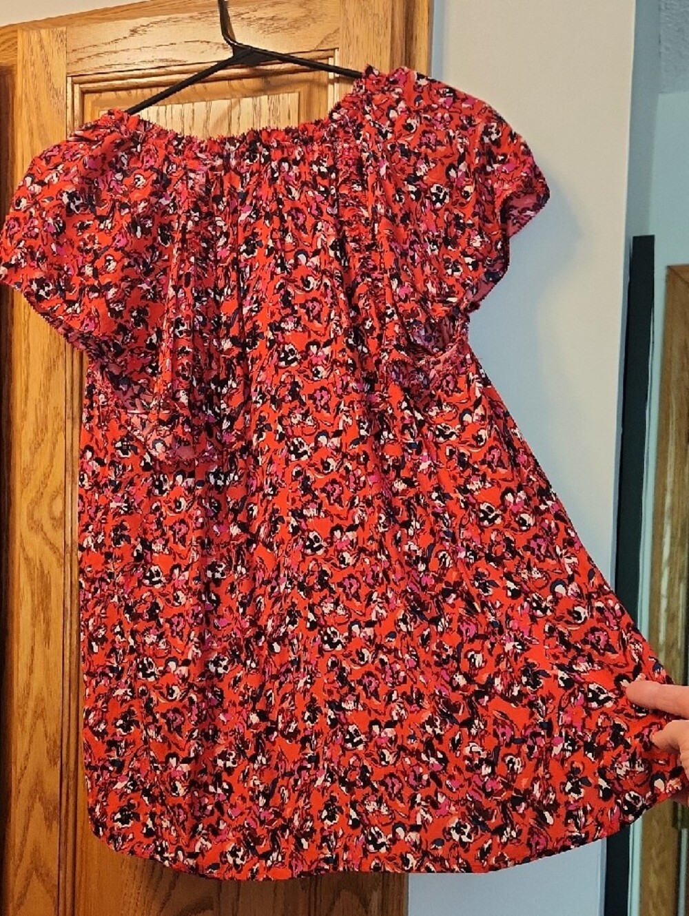 Evereve Red Floral Short-Sleeve V-Neck Blouse - Picture 7 of 7
